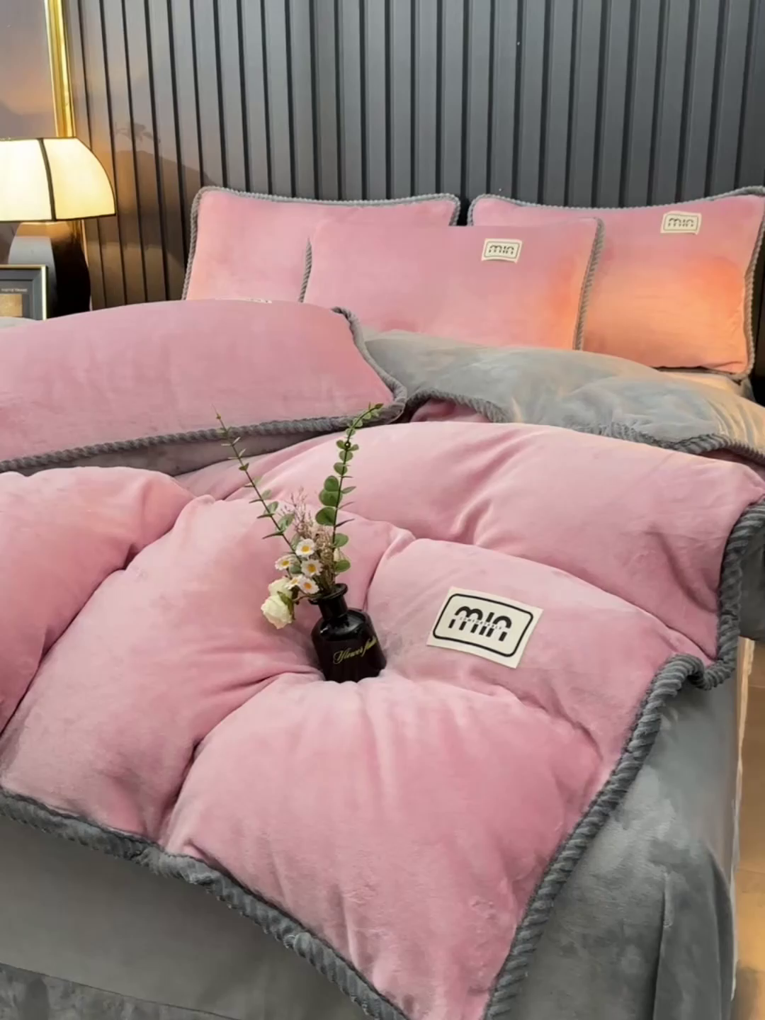 91家纺网 家纺一手货源 找家纺 妮恒美家纺 2025新款斜纹边贴标牛奶绒四件套 斜纹边-豆沙＋浅灰