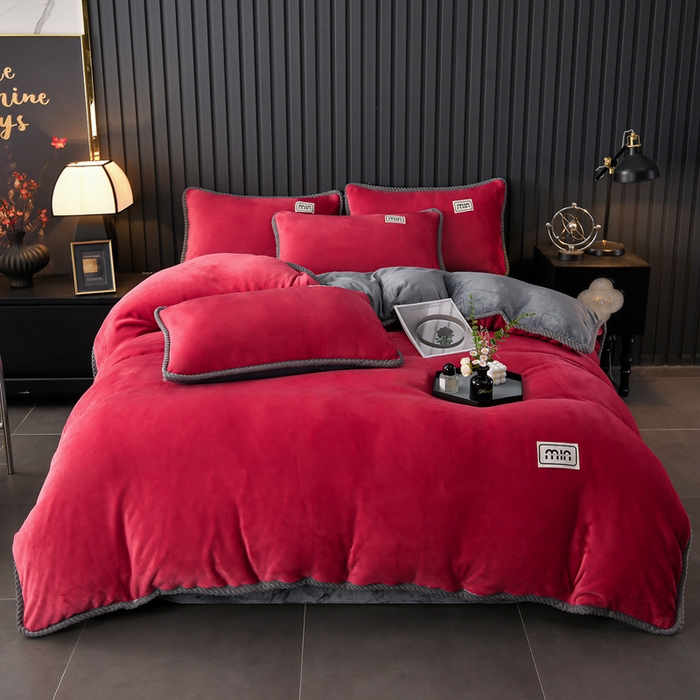 91家纺网 家纺一手货源 找家纺 妮恒美家纺 2025新款斜纹边贴标牛奶绒四件套 斜纹边-火山红＋深灰