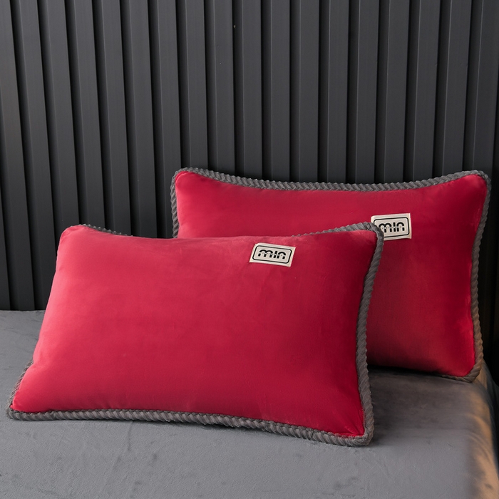 91家纺网 家纺一手货源 找家纺 妮恒美家纺 2025新款斜纹边贴标牛奶绒四件套 斜纹边-火山红＋深灰