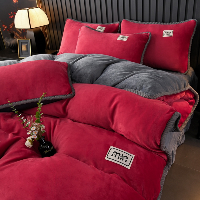 91家纺网 家纺一手货源 找家纺 妮恒美家纺 2025新款斜纹边贴标牛奶绒四件套 斜纹边-火山红＋深灰