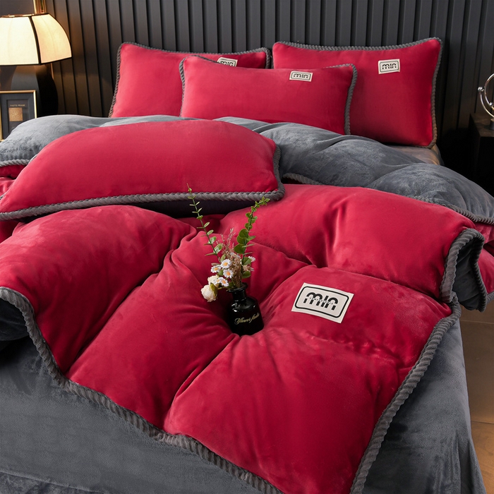 91家纺网 家纺一手货源 找家纺 妮恒美家纺 2025新款斜纹边贴标牛奶绒四件套 斜纹边-火山红＋深灰