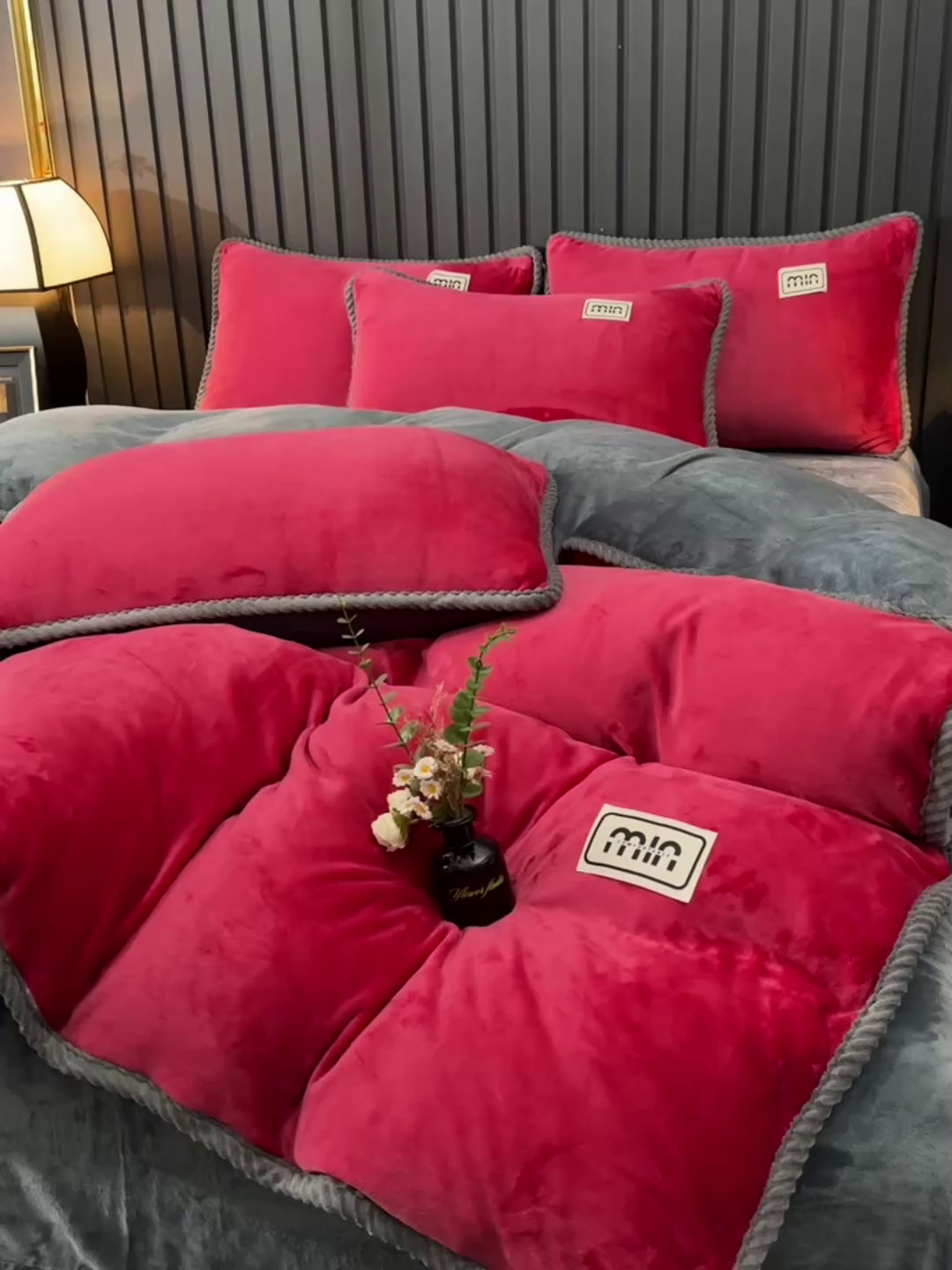 91家纺网 家纺一手货源 找家纺 妮恒美家纺 2025新款斜纹边贴标牛奶绒四件套 斜纹边-火山红＋深灰