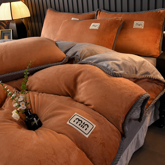 91家纺网 家纺一手货源 找家纺 妮恒美家纺 2025新款斜纹边贴标牛奶绒四件套 斜纹边-焦糖＋浅灰