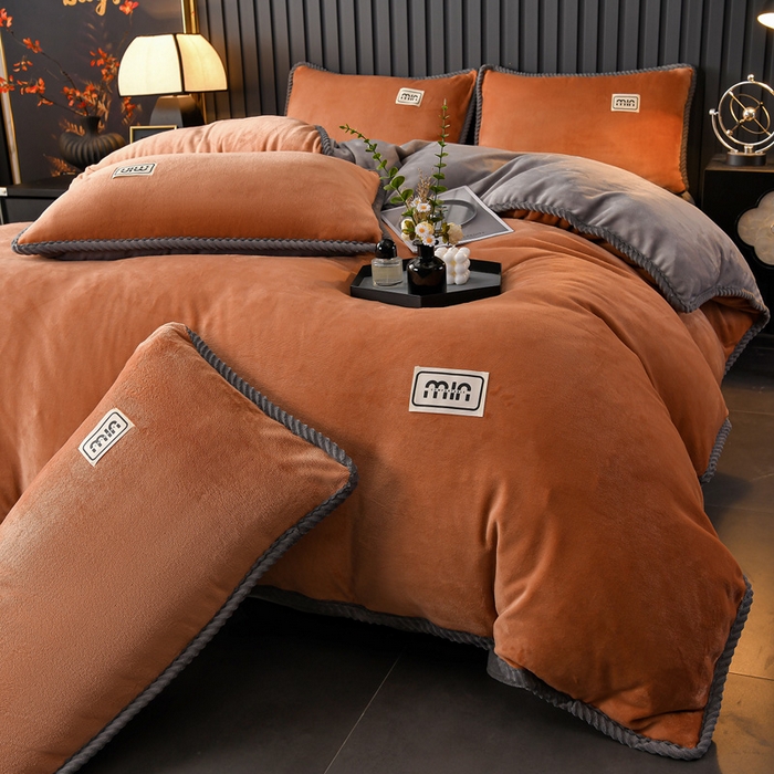 91家纺网 家纺一手货源 找家纺 妮恒美家纺 2025新款斜纹边贴标牛奶绒四件套 斜纹边-焦糖＋浅灰