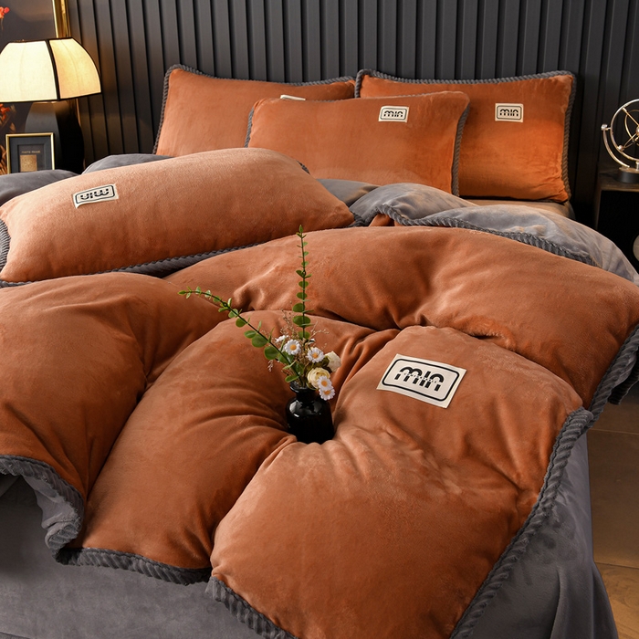 91家纺网 家纺一手货源 找家纺 妮恒美家纺 2025新款斜纹边贴标牛奶绒四件套 斜纹边-焦糖＋浅灰