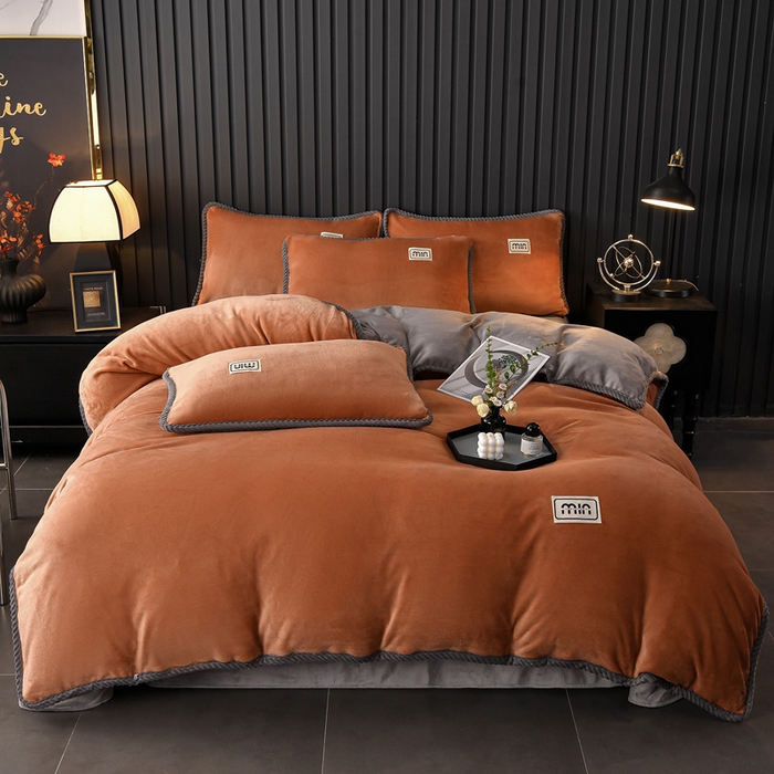 91家纺网 家纺一手货源 找家纺 妮恒美家纺 2025新款斜纹边贴标牛奶绒四件套 斜纹边-焦糖＋浅灰