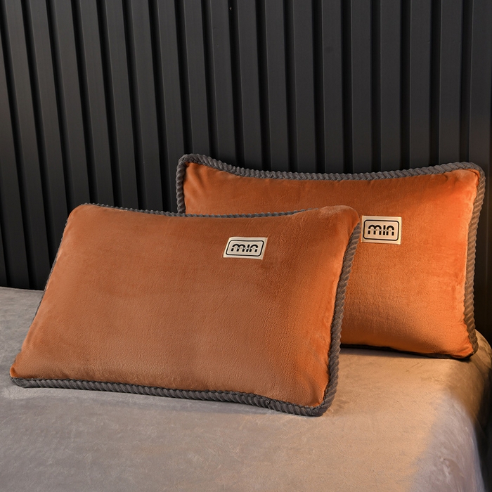 91家纺网 家纺一手货源 找家纺 妮恒美家纺 2025新款斜纹边贴标牛奶绒四件套 斜纹边-焦糖＋浅灰