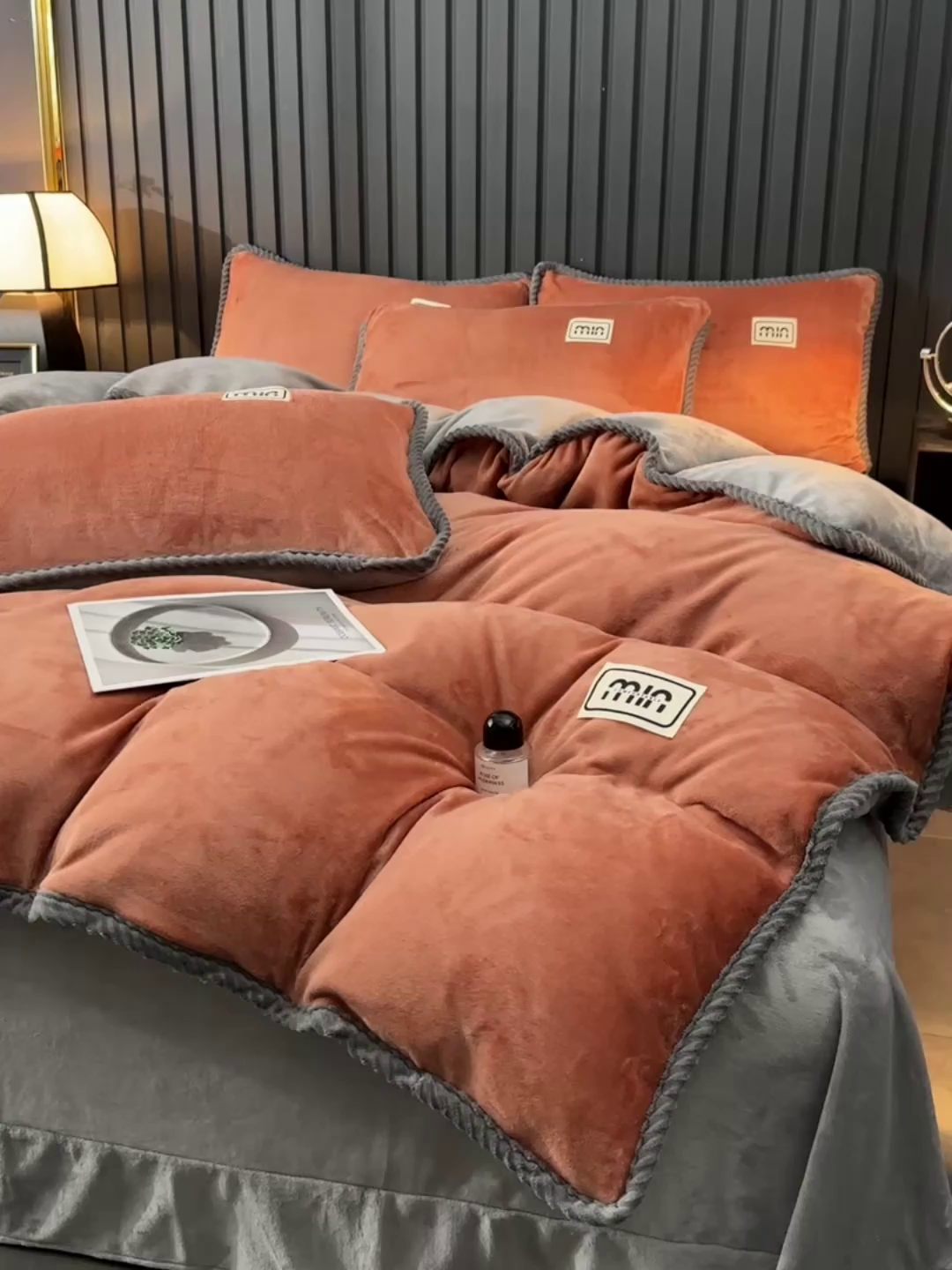 91家纺网 家纺一手货源 找家纺 妮恒美家纺 2025新款斜纹边贴标牛奶绒四件套 斜纹边-焦糖＋浅灰