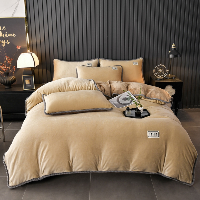 91家纺网 家纺一手货源 找家纺 妮恒美家纺 2025新款斜纹边贴标牛奶绒四件套 斜纹边-米驼＋深驼