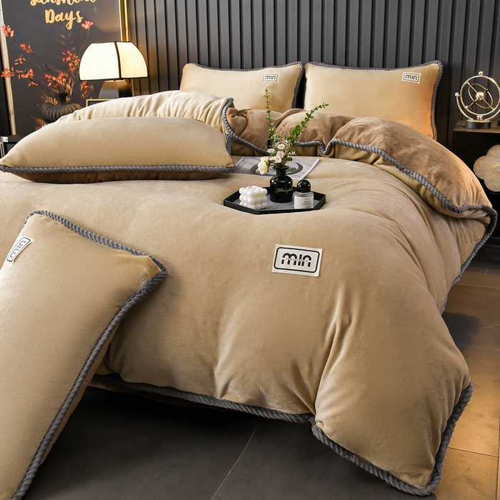 91家纺网 家纺一手货源 找家纺 妮恒美家纺 2025新款斜纹边贴标牛奶绒四件套 斜纹边-米驼＋深驼