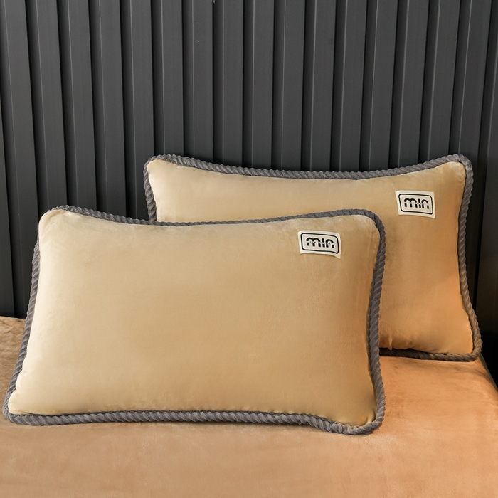 91家纺网 家纺一手货源 找家纺 妮恒美家纺 2025新款斜纹边贴标牛奶绒四件套 斜纹边-米驼＋深驼