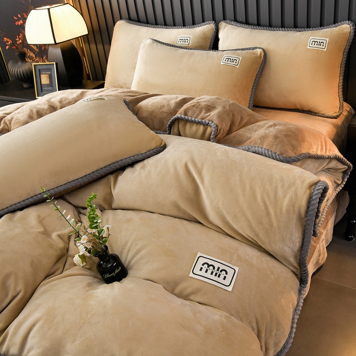 91家纺网 家纺一手货源 找家纺 妮恒美家纺 2025新款斜纹边贴标牛奶绒四件套 斜纹边-米驼＋深驼