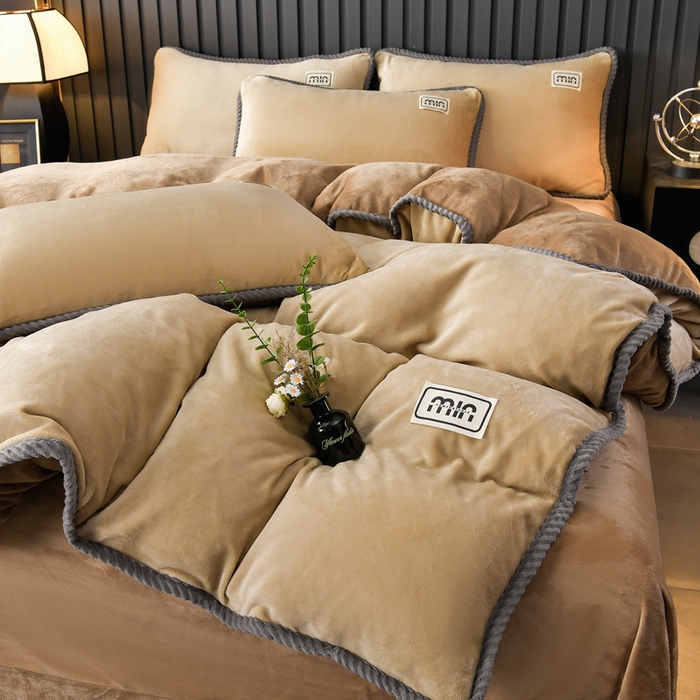 91家纺网 家纺一手货源 找家纺 妮恒美家纺 2025新款斜纹边贴标牛奶绒四件套 斜纹边-米驼＋深驼