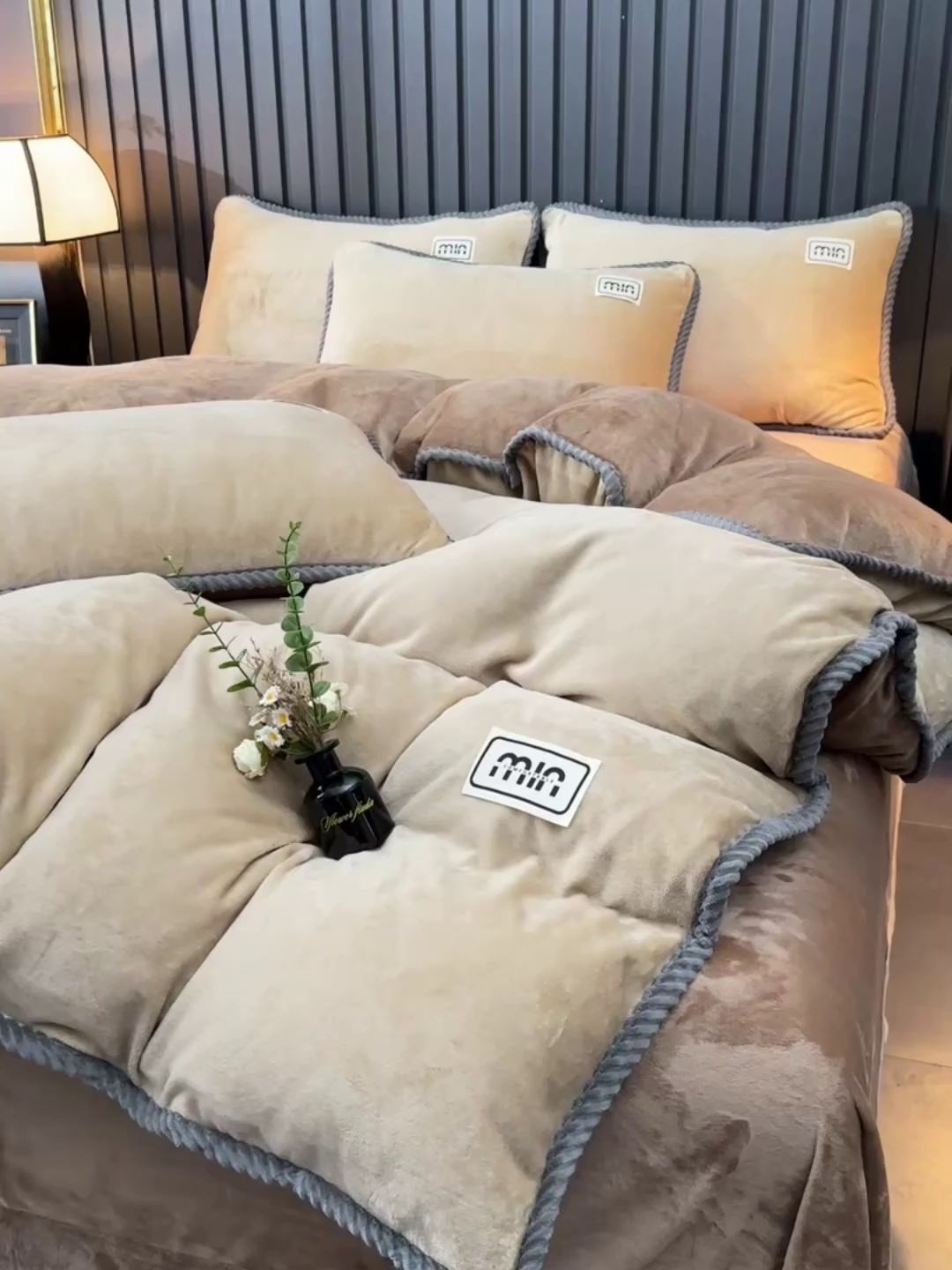 91家纺网 家纺一手货源 找家纺 妮恒美家纺 2025新款斜纹边贴标牛奶绒四件套 斜纹边-米驼＋深驼