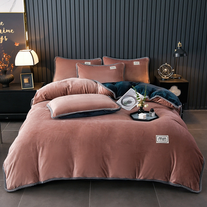 91家纺网 家纺一手货源 找家纺 妮恒美家纺 2025新款斜纹边贴标牛奶绒四件套 斜纹边-拿铁＋藏蓝