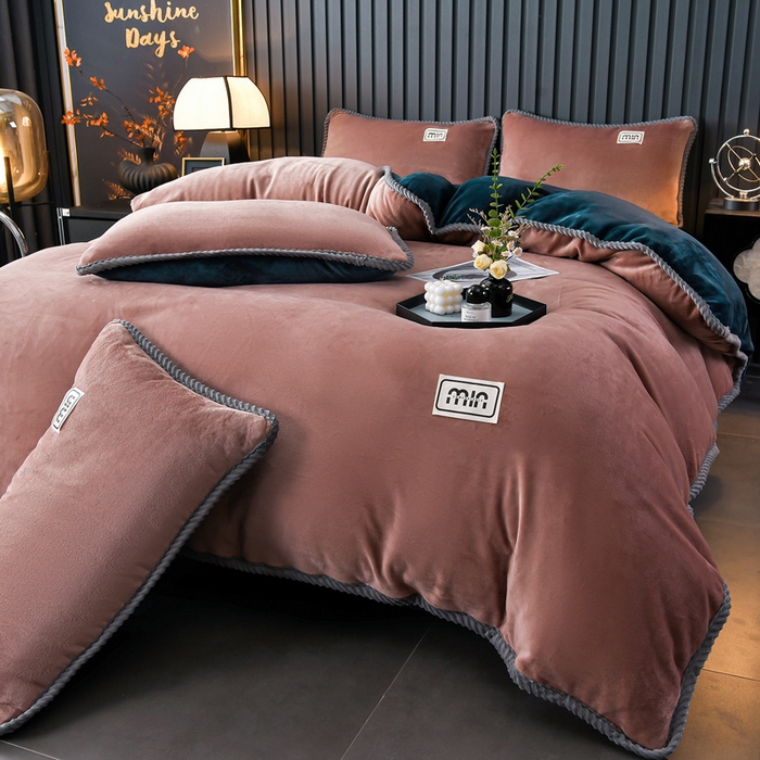 91家纺网 家纺一手货源 找家纺 妮恒美家纺 2025新款斜纹边贴标牛奶绒四件套 斜纹边-拿铁＋藏蓝