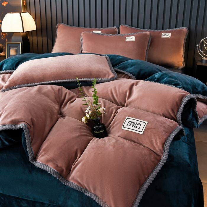 91家纺网 家纺一手货源 找家纺 妮恒美家纺 2025新款斜纹边贴标牛奶绒四件套 斜纹边-拿铁＋藏蓝