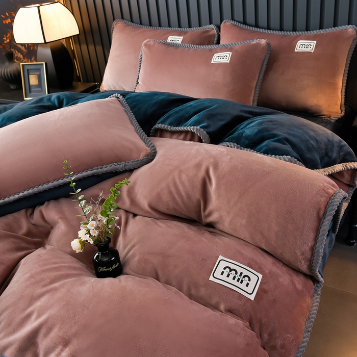 91家纺网 家纺一手货源 找家纺 妮恒美家纺 2025新款斜纹边贴标牛奶绒四件套 斜纹边-拿铁＋藏蓝