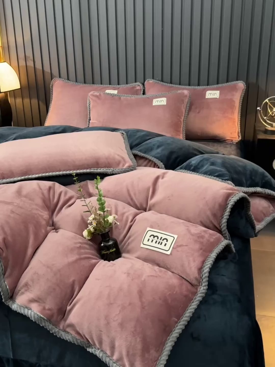 91家纺网 家纺一手货源 找家纺 妮恒美家纺 2025新款斜纹边贴标牛奶绒四件套 斜纹边-拿铁＋藏蓝