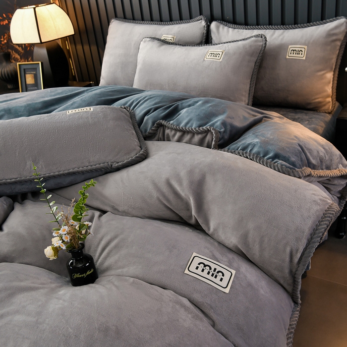 91家纺网 家纺一手货源 找家纺 妮恒美家纺 2025新款斜纹边贴标牛奶绒四件套 斜纹边-浅灰＋深灰