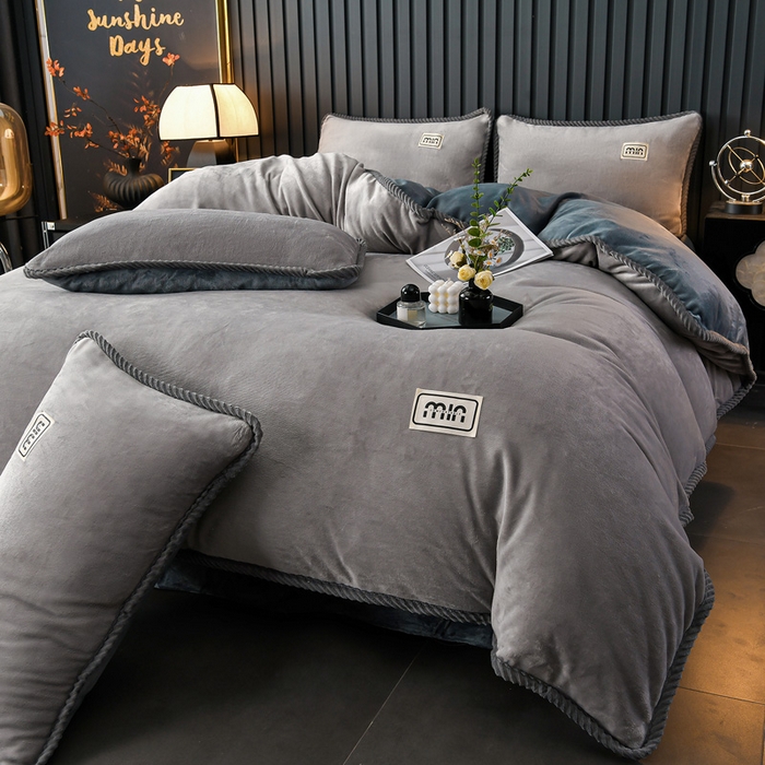 91家纺网 家纺一手货源 找家纺 妮恒美家纺 2025新款斜纹边贴标牛奶绒四件套 斜纹边-浅灰＋深灰