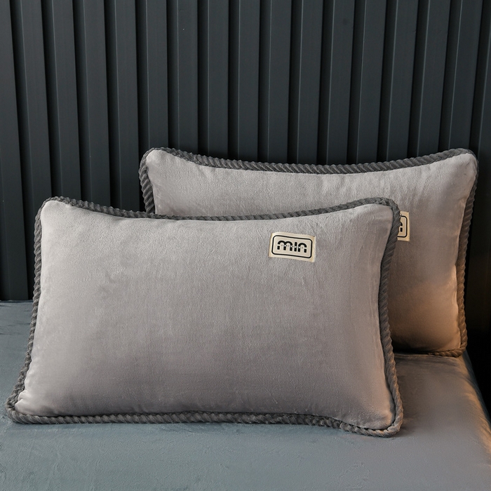 91家纺网 家纺一手货源 找家纺 妮恒美家纺 2025新款斜纹边贴标牛奶绒四件套 斜纹边-浅灰＋深灰