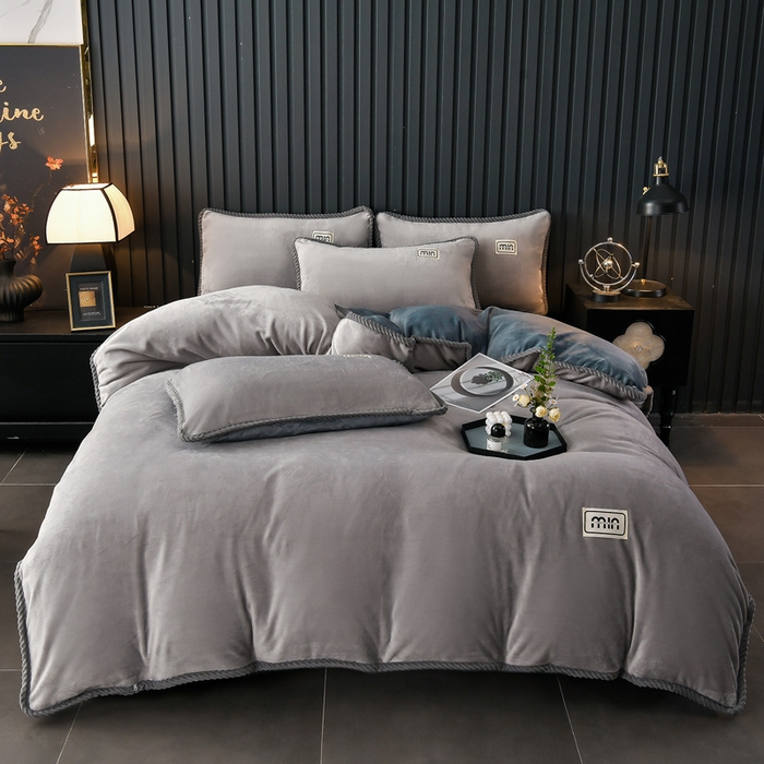 91家纺网 家纺一手货源 找家纺 妮恒美家纺 2025新款斜纹边贴标牛奶绒四件套 斜纹边-浅灰＋深灰