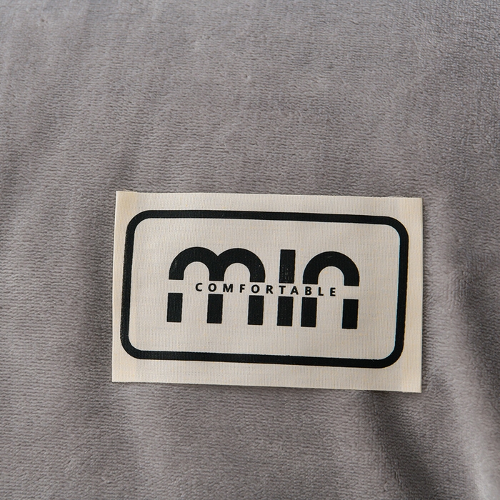 91家纺网 家纺一手货源 找家纺 妮恒美家纺 2025新款斜纹边贴标牛奶绒四件套 斜纹边-浅灰＋深灰