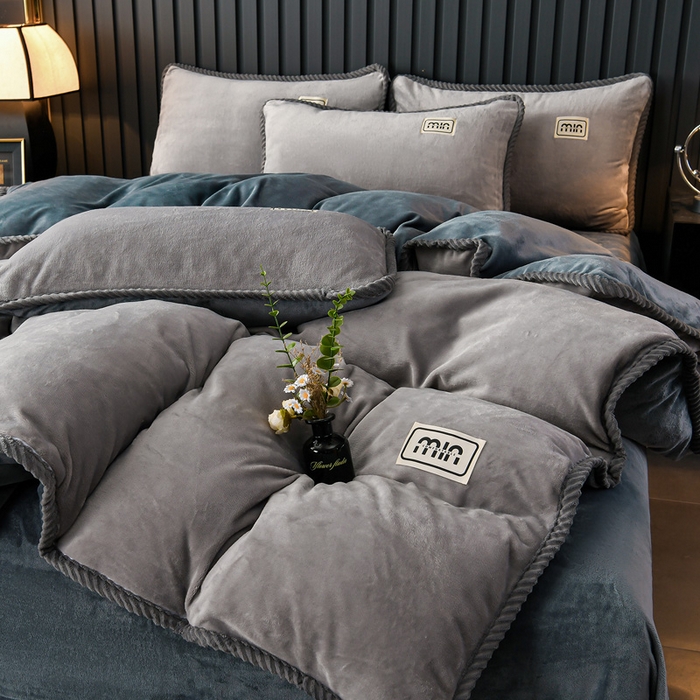 91家纺网 家纺一手货源 找家纺 妮恒美家纺 2025新款斜纹边贴标牛奶绒四件套 斜纹边-浅灰＋深灰