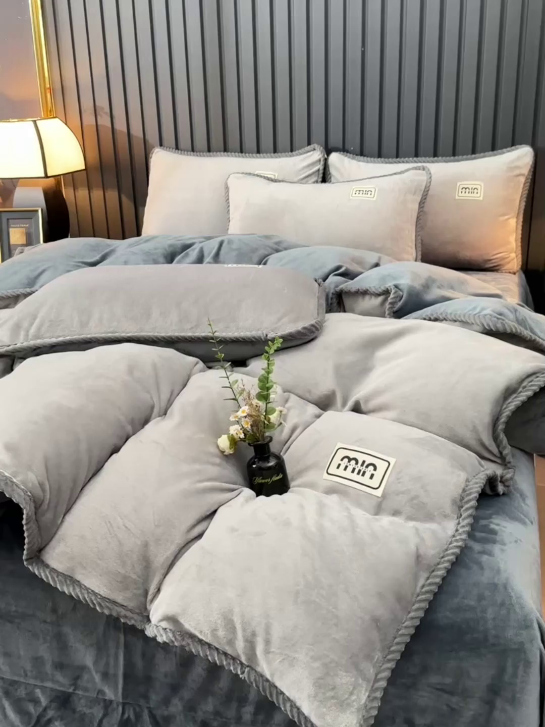 91家纺网 家纺一手货源 找家纺 妮恒美家纺 2025新款斜纹边贴标牛奶绒四件套 斜纹边-浅灰＋深灰