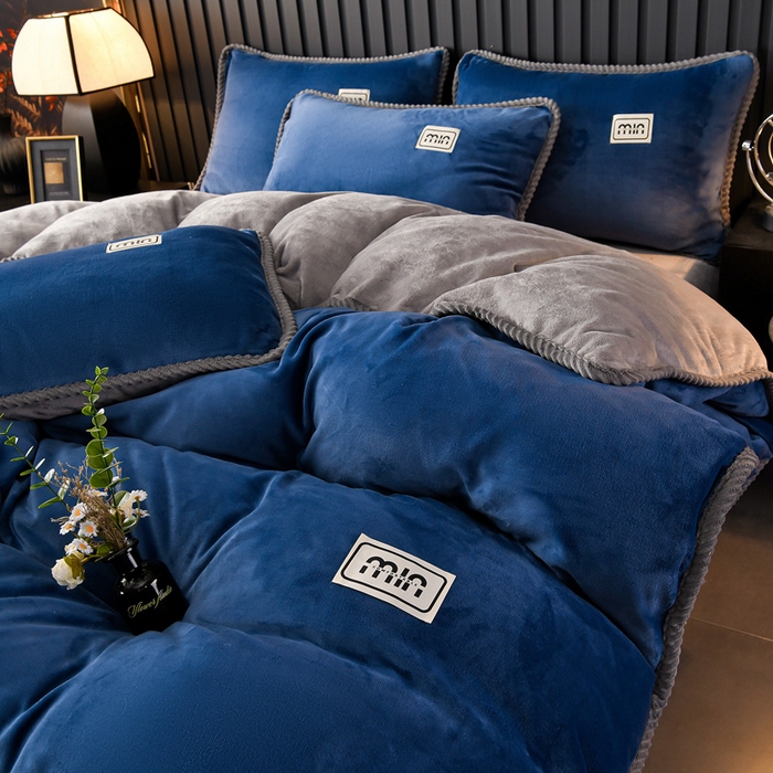 91家纺网 家纺一手货源 找家纺 妮恒美家纺 2025新款斜纹边贴标牛奶绒四件套 斜纹边-深蓝＋浅灰