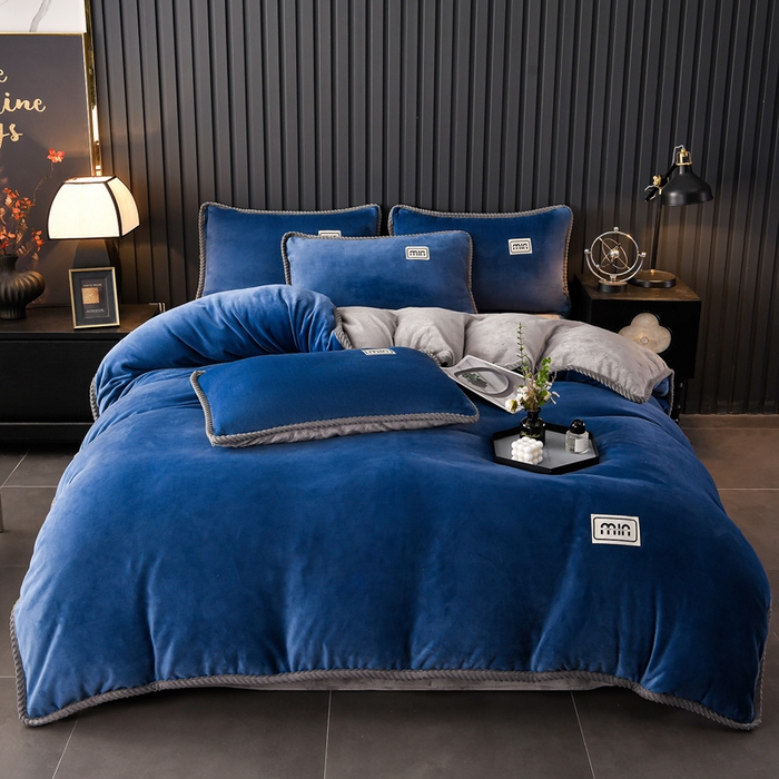 91家纺网 家纺一手货源 找家纺 妮恒美家纺 2025新款斜纹边贴标牛奶绒四件套 斜纹边-深蓝＋浅灰