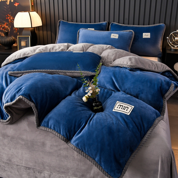 91家纺网 家纺一手货源 找家纺 妮恒美家纺 2025新款斜纹边贴标牛奶绒四件套 斜纹边-深蓝＋浅灰