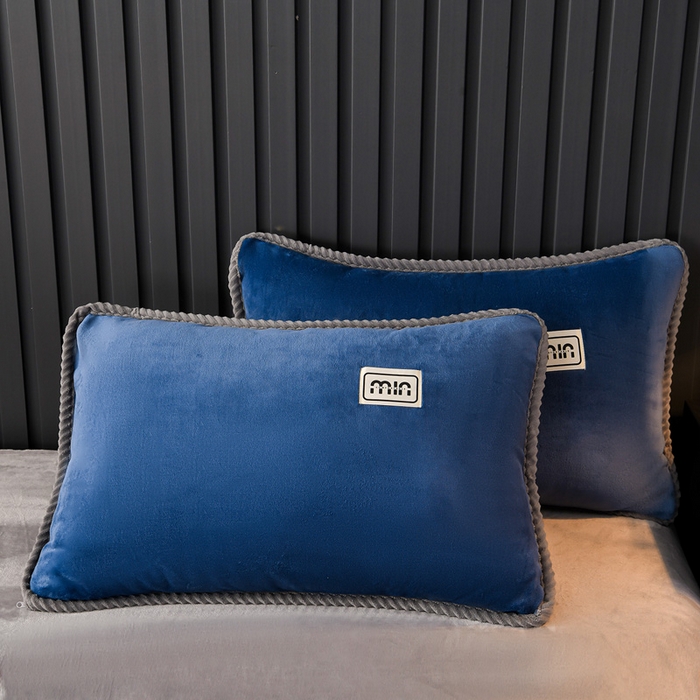 91家纺网 家纺一手货源 找家纺 妮恒美家纺 2025新款斜纹边贴标牛奶绒四件套 斜纹边-深蓝＋浅灰