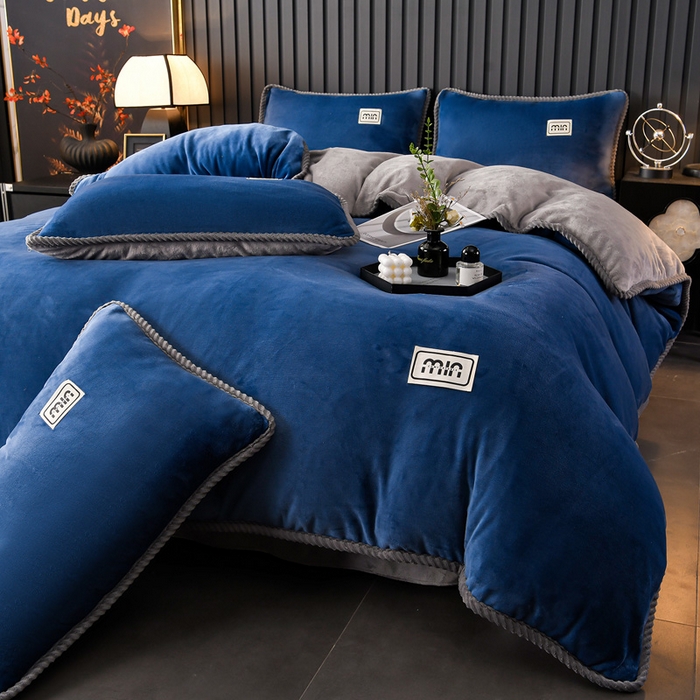 91家纺网 家纺一手货源 找家纺 妮恒美家纺 2025新款斜纹边贴标牛奶绒四件套 斜纹边-深蓝＋浅灰