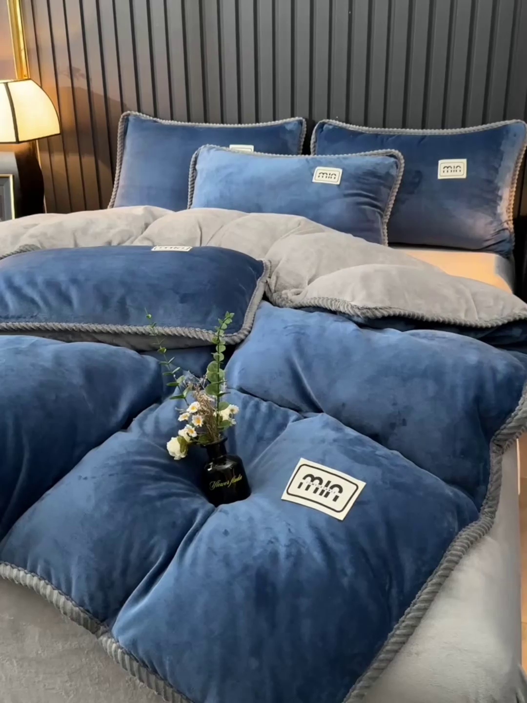 91家纺网 家纺一手货源 找家纺 妮恒美家纺 2025新款斜纹边贴标牛奶绒四件套 斜纹边-深蓝＋浅灰