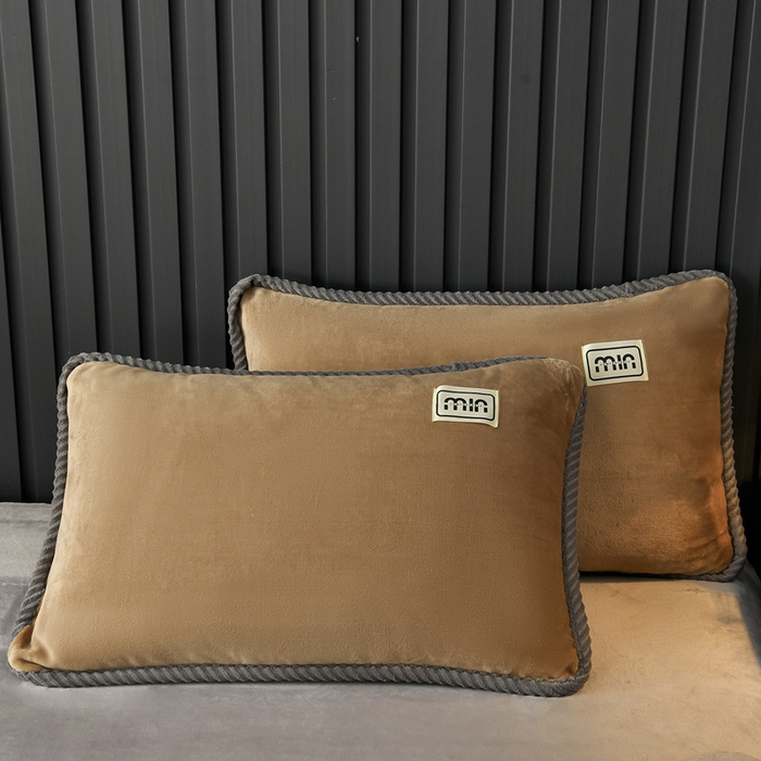 91家纺网 家纺一手货源 找家纺 妮恒美家纺 2025新款斜纹边贴标牛奶绒四件套 斜纹边-深驼加浅灰