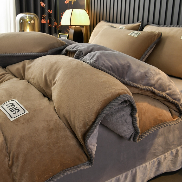 妮恒美家纺 2025新款斜纹边贴标牛奶绒四件套 斜纹边-深驼加浅灰