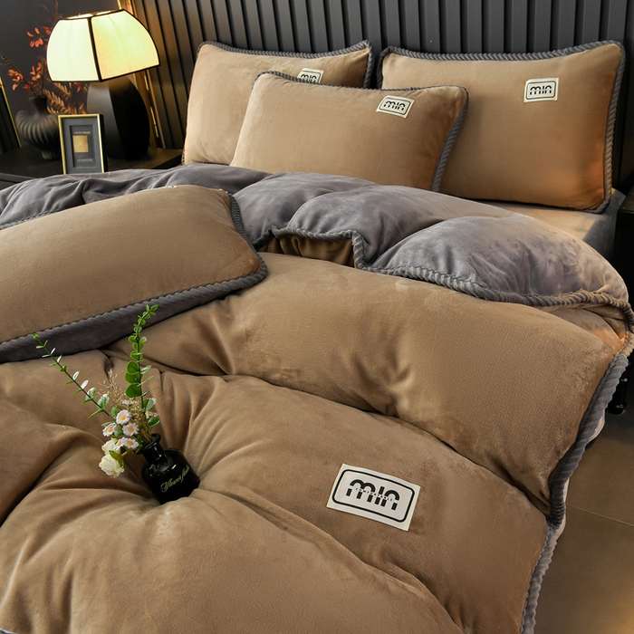 91家纺网 家纺一手货源 找家纺 妮恒美家纺 2025新款斜纹边贴标牛奶绒四件套 斜纹边-深驼加浅灰