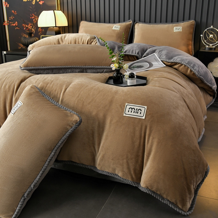 91家纺网 家纺一手货源 找家纺 妮恒美家纺 2025新款斜纹边贴标牛奶绒四件套 斜纹边-深驼加浅灰