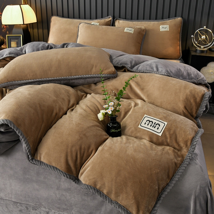 91家纺网 家纺一手货源 找家纺 妮恒美家纺 2025新款斜纹边贴标牛奶绒四件套 斜纹边-深驼加浅灰