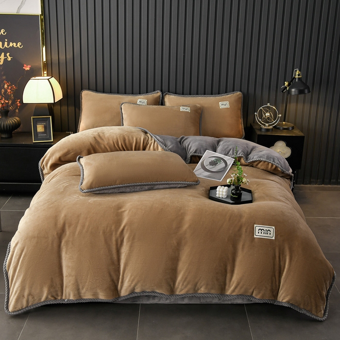 91家纺网 家纺一手货源 找家纺 妮恒美家纺 2025新款斜纹边贴标牛奶绒四件套 斜纹边-深驼加浅灰