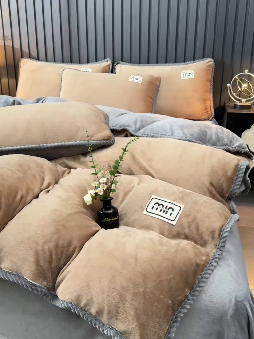 91家纺网 家纺一手货源 找家纺 妮恒美家纺 2025新款斜纹边贴标牛奶绒四件套 斜纹边-深驼加浅灰
