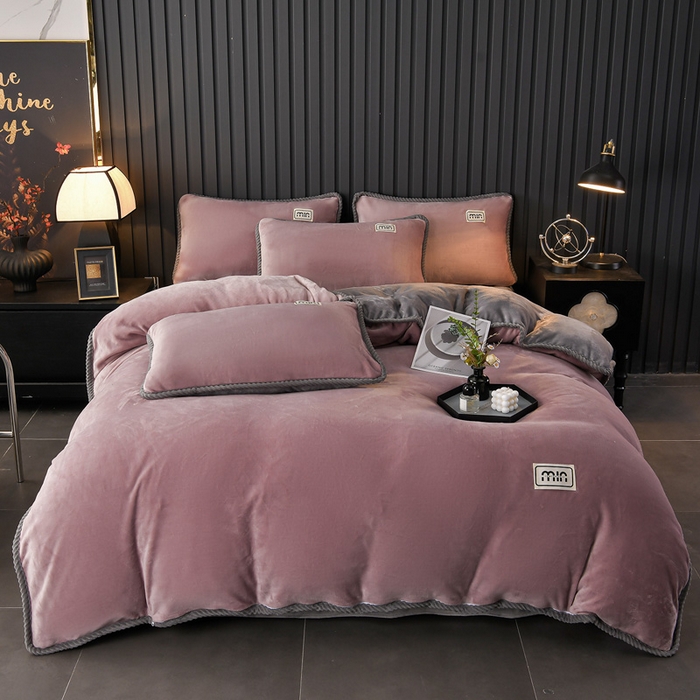 91家纺网 家纺一手货源 找家纺 妮恒美家纺 2025新款斜纹边贴标牛奶绒四件套 斜纹边-嫣紫浅灰