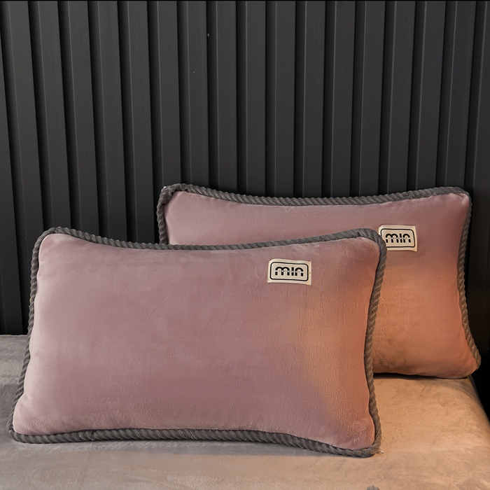 91家纺网 家纺一手货源 找家纺 妮恒美家纺 2025新款斜纹边贴标牛奶绒四件套 斜纹边-嫣紫浅灰