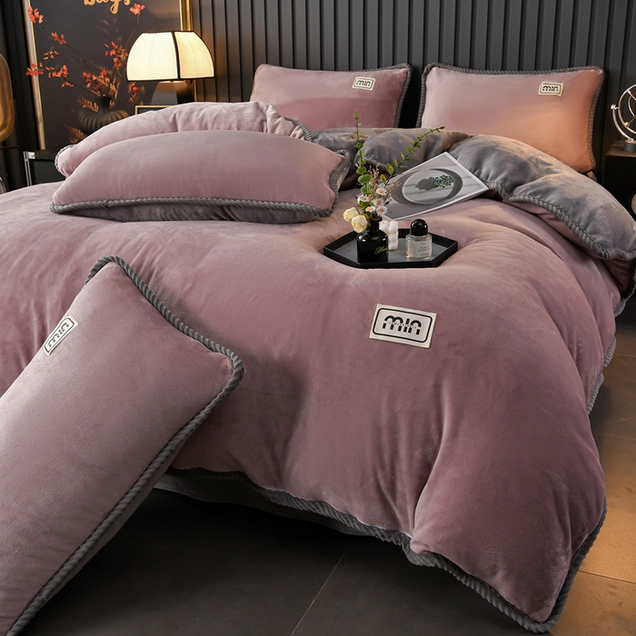 91家纺网 家纺一手货源 找家纺 妮恒美家纺 2025新款斜纹边贴标牛奶绒四件套 斜纹边-嫣紫浅灰