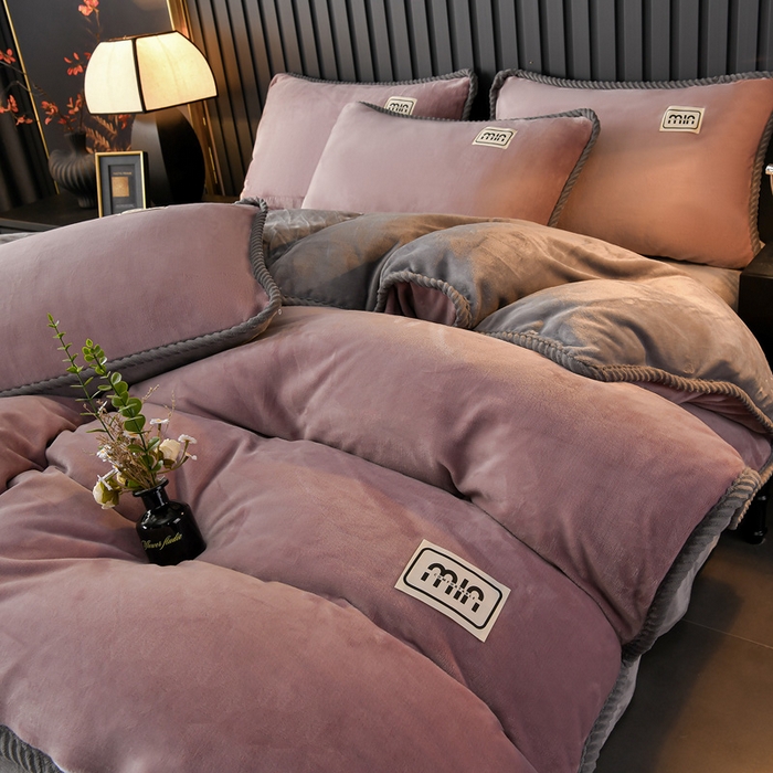 91家纺网 家纺一手货源 找家纺 妮恒美家纺 2025新款斜纹边贴标牛奶绒四件套 斜纹边-嫣紫浅灰