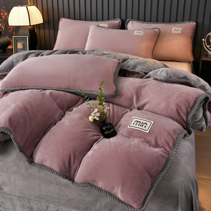 91家纺网 家纺一手货源 找家纺 妮恒美家纺 2025新款斜纹边贴标牛奶绒四件套 斜纹边-嫣紫浅灰