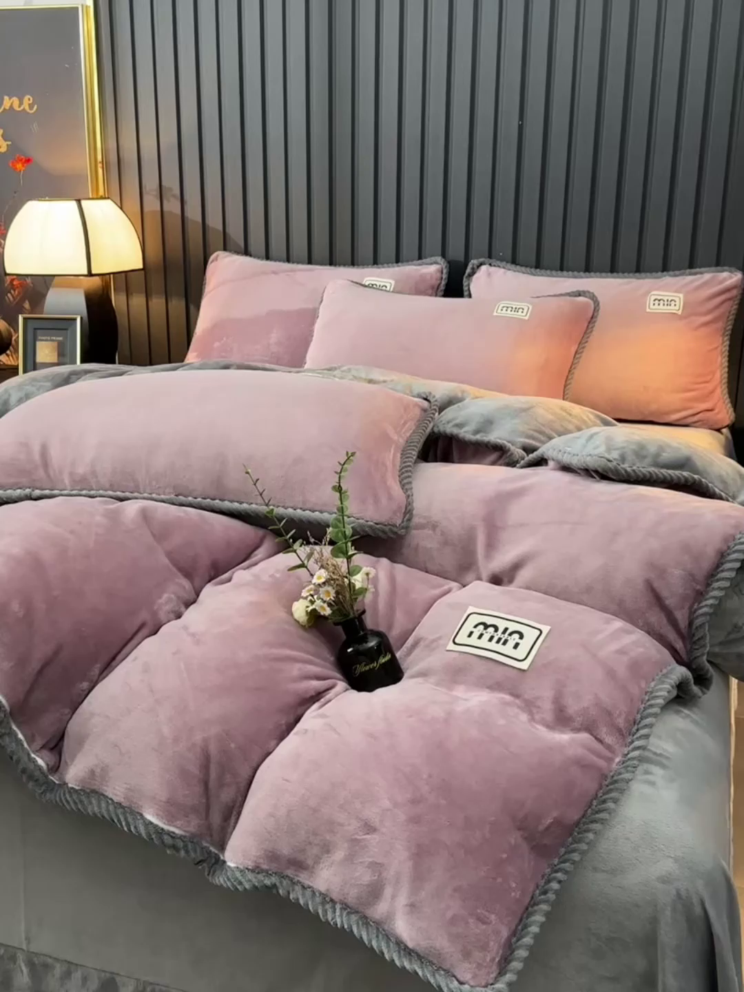 91家纺网 家纺一手货源 找家纺 妮恒美家纺 2025新款斜纹边贴标牛奶绒四件套 斜纹边-嫣紫浅灰