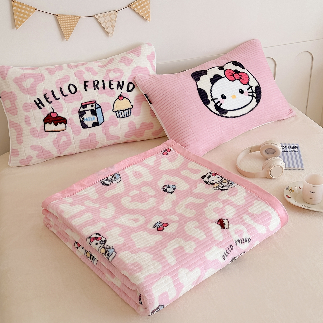 91家纺网 家纺一手货源 找家纺 RYB红黄兰 2025新款设计师原创数码印花牛奶绒夹棉床盖三件套 豹纹奶牛猫